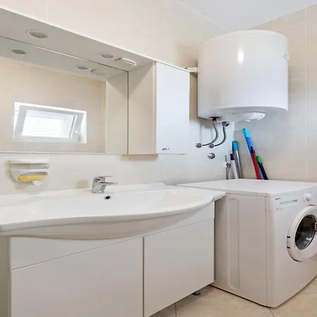 Simplistic In Near Sea Apartman Nevidane