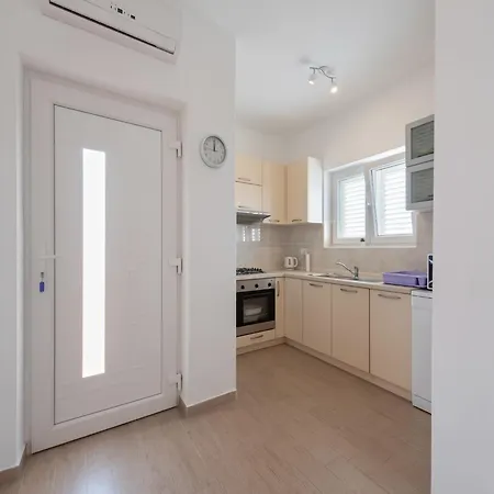 Simplistic In Near Sea Nevidane