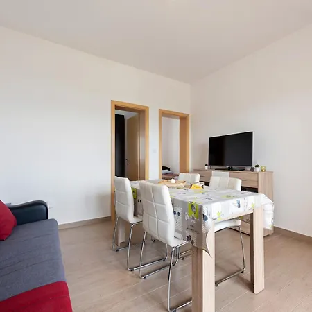 Simplistic In Near Sea Apartman Nevidane