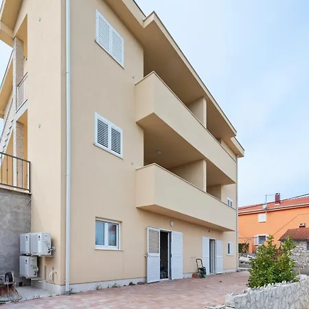Simplistic In Near Sea Daire