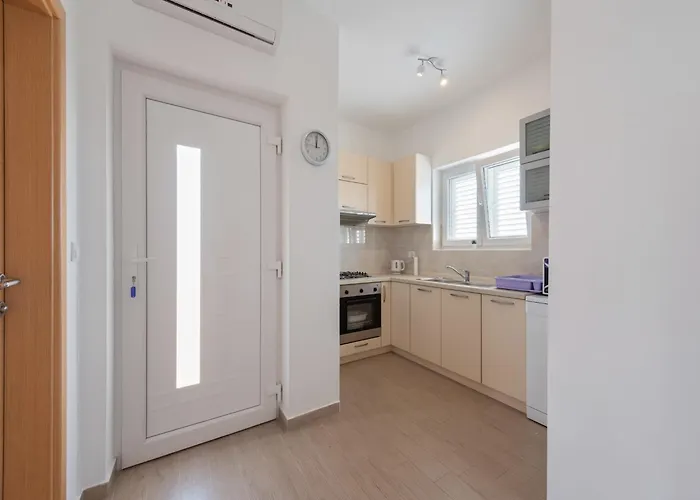 Simplistic In Near Sea Apartament Neviđane