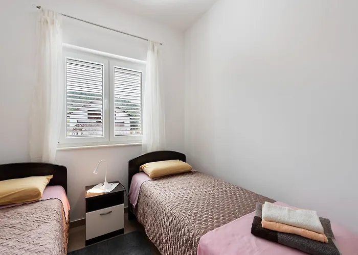 Simplistic In Near Sea Daire