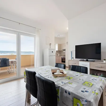 Apartment Simplistic In Near Sea