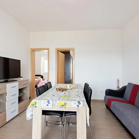 Simplistic In Near Sea Apartment *