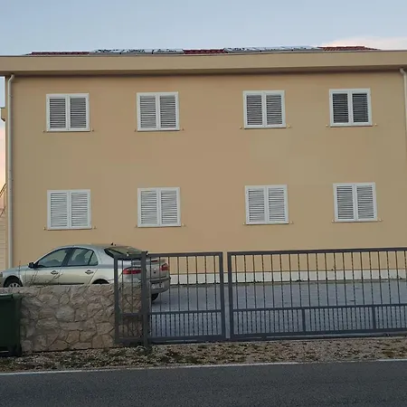 Simplistic In Near Sea Nevidane