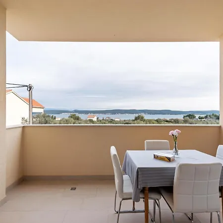 Simplistic In Near Sea Nevidane
