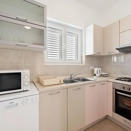 Simplistic In Near Sea Neviđane