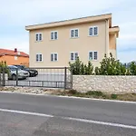 Simplistic In Near Sea Daire *