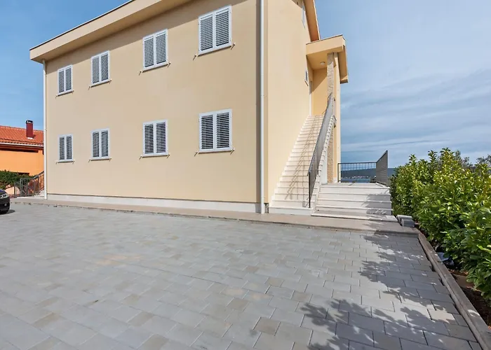 Simplistic In Near Sea Nevidane