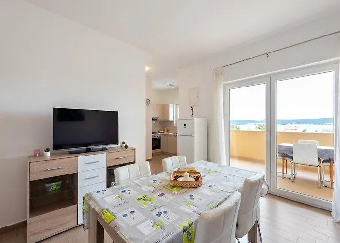 Simplistic In Near Sea * Nevidane