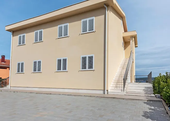 Simplistic In Near Sea Nevidane