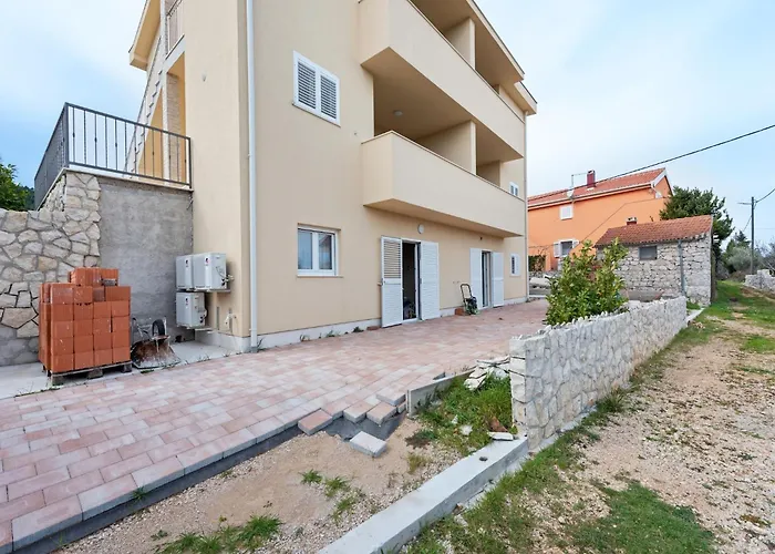 Simplistic In Near Sea Nevidane